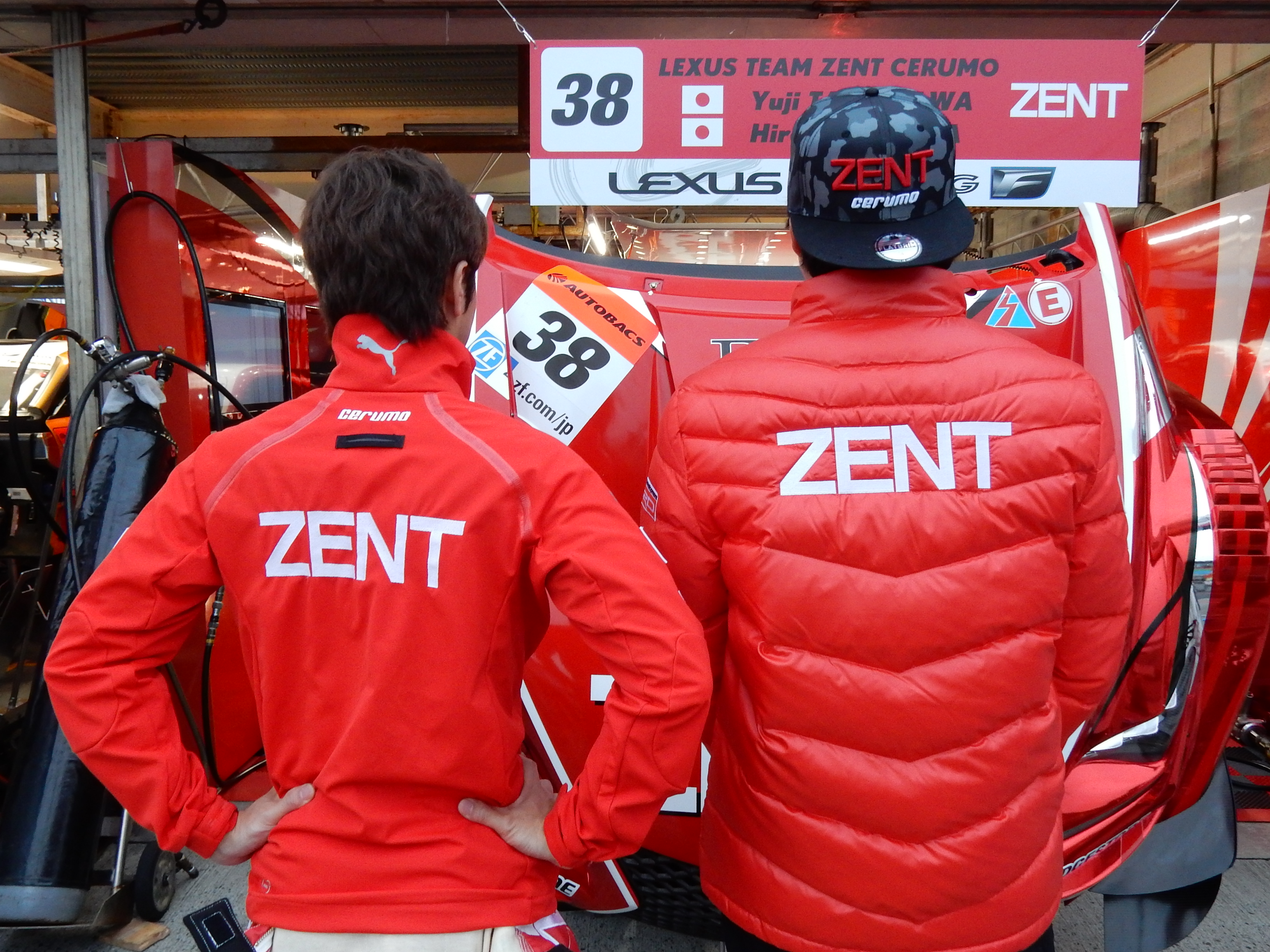 SUPER GT チームファッションをチェック！ 第4回 No.38 LEXUS TEAM ZENT CERUMO | SUPER GT  OFFICIAL WEBSITE