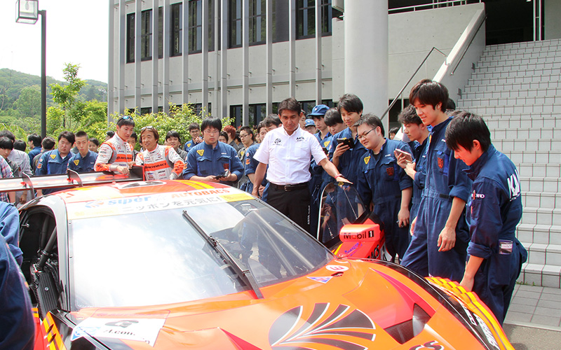 ARTAの鈴木亜久里監督とドライバーが仙台の花壇自動車大学校を訪問。メカニック志望の学生と語り合う。の画像