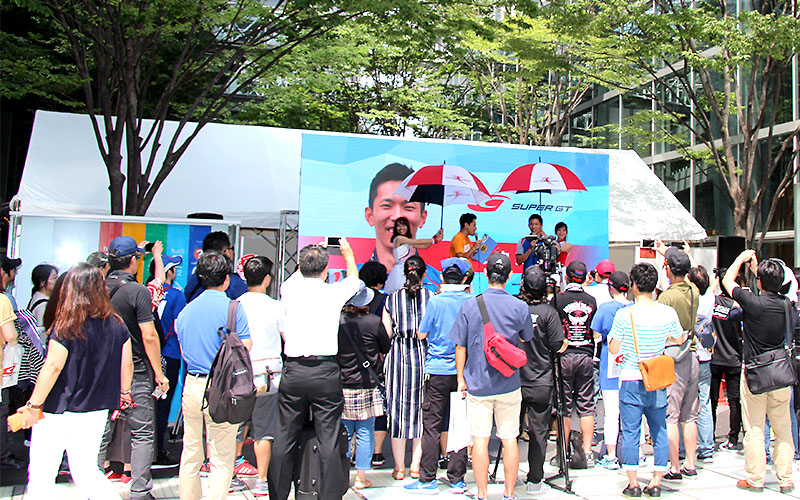 有楽町駅前で山内英輝選手を迎えてSUPER GT EXPERIENCEが開催！多くの人で賑わうの画像