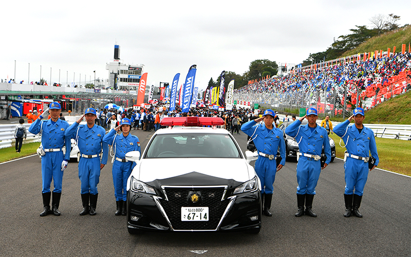 第7戦SUGOの決勝レース前に宮城県警察のパトロールカーがパレードを行い、交通安全を呼びかける の画像