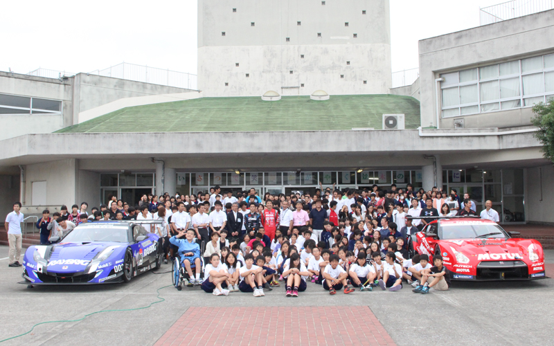 横浜市の中学校でSUPER GTドライバーとエンジニアが特別授業。テーマはキャリアと環境。の画像