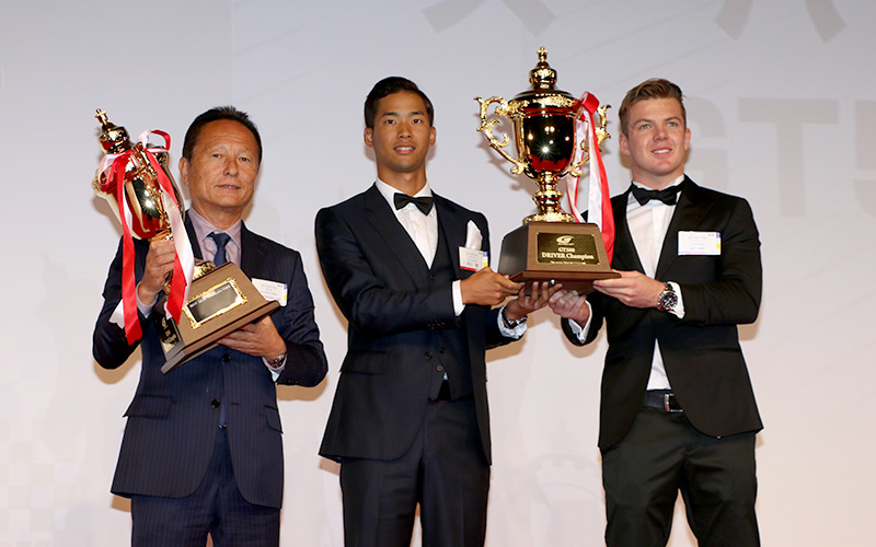 2017年チャンピオンらがJAFモータースポーツ表彰式でトロフィーを授与されるの画像