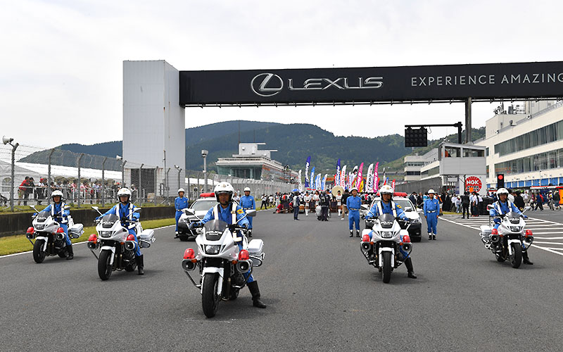 【第3戦】決勝直前に白バイ、パトカーがGTマシンを先導して交通安全啓発のパレードを実施