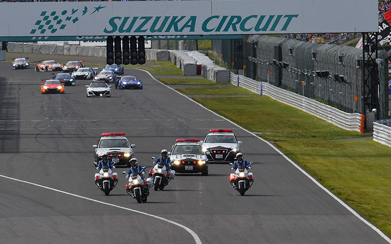 鈴鹿大会の決勝前に三重県警察の白バイとパトカーがGTマシンとパレード、交通安全を呼びかける