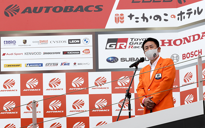 第5戦富士に今季初来場した観客を前にオープニングセレモニーを開催。オートバックスセブンの小林社長と坂東GTA代表が挨拶を行う