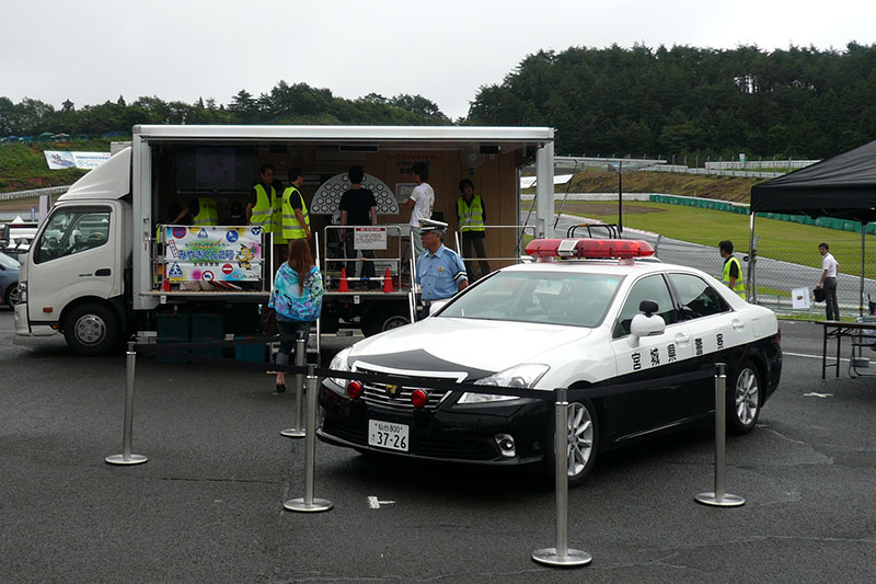 第4戦のパドックに宮城県警のパトカーなどが展示。交通安全の啓蒙活動を行う。