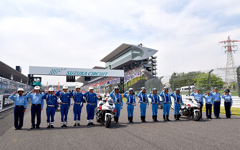 第3戦鈴鹿の決勝レース前に三重県警察が車両展示とパレードで交通安全を呼びかける