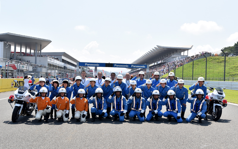 第5戦富士の決勝日、交通安全を呼びかけるため静岡県警の白バイとパトロールカーがGTマシンとパレードを行う