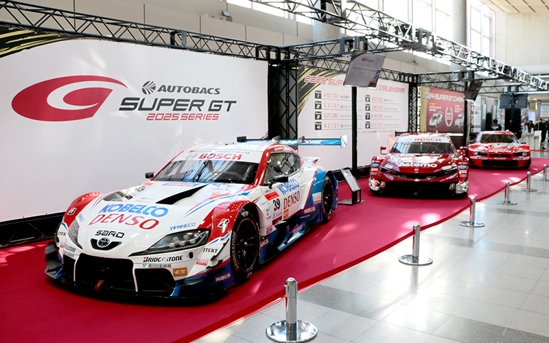 SUPER GT 2025シーズンを一足先に実感！東京オートサロンは12日まで。GT300の61号車SUBARUと18号車UPGARAGEが今季体制を発表