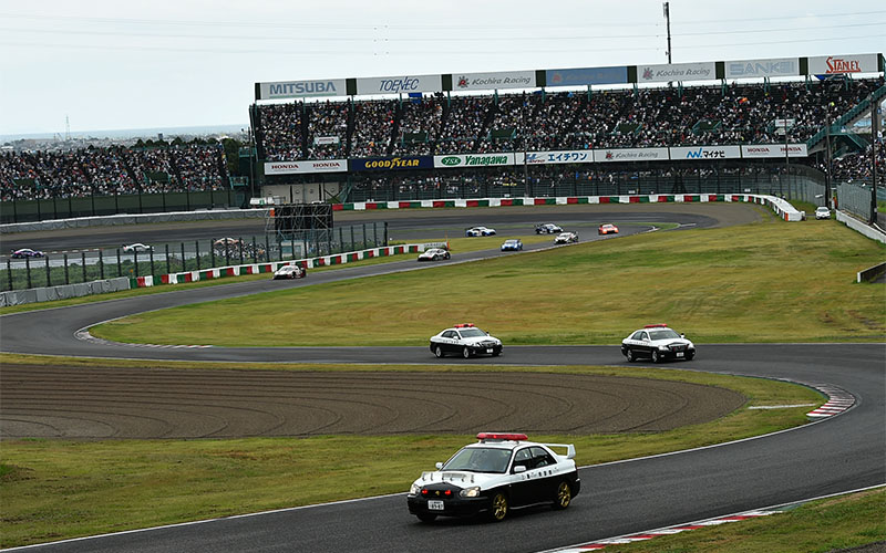 第6戦鈴鹿で三重県警のパトカーがGTマシンと共にパレードし交通安全を呼びかける