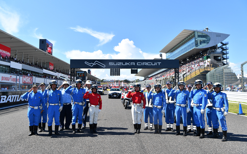 【第5戦鈴鹿】決勝レース直前に三重県警察の白バイ＆パトロールカー先導によるパレードランを実施