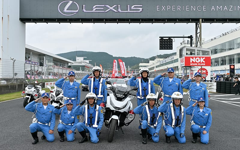 【第7戦 オートポリス】決勝日に大分県警察とともに交通安全啓発活動を実施