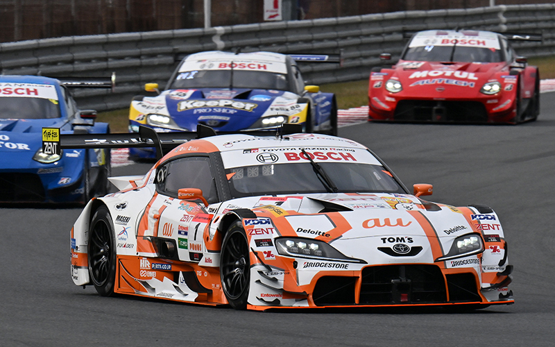 【第8戦 もてぎ：決勝日】決勝速報：au TOM’S GR Supraが優勝！史上初の3連覇達成!!　GT300タイトルはLEON PYRAMID AMGが獲得！マッハ車検 エアバスター MC86 マッハ号が初優勝